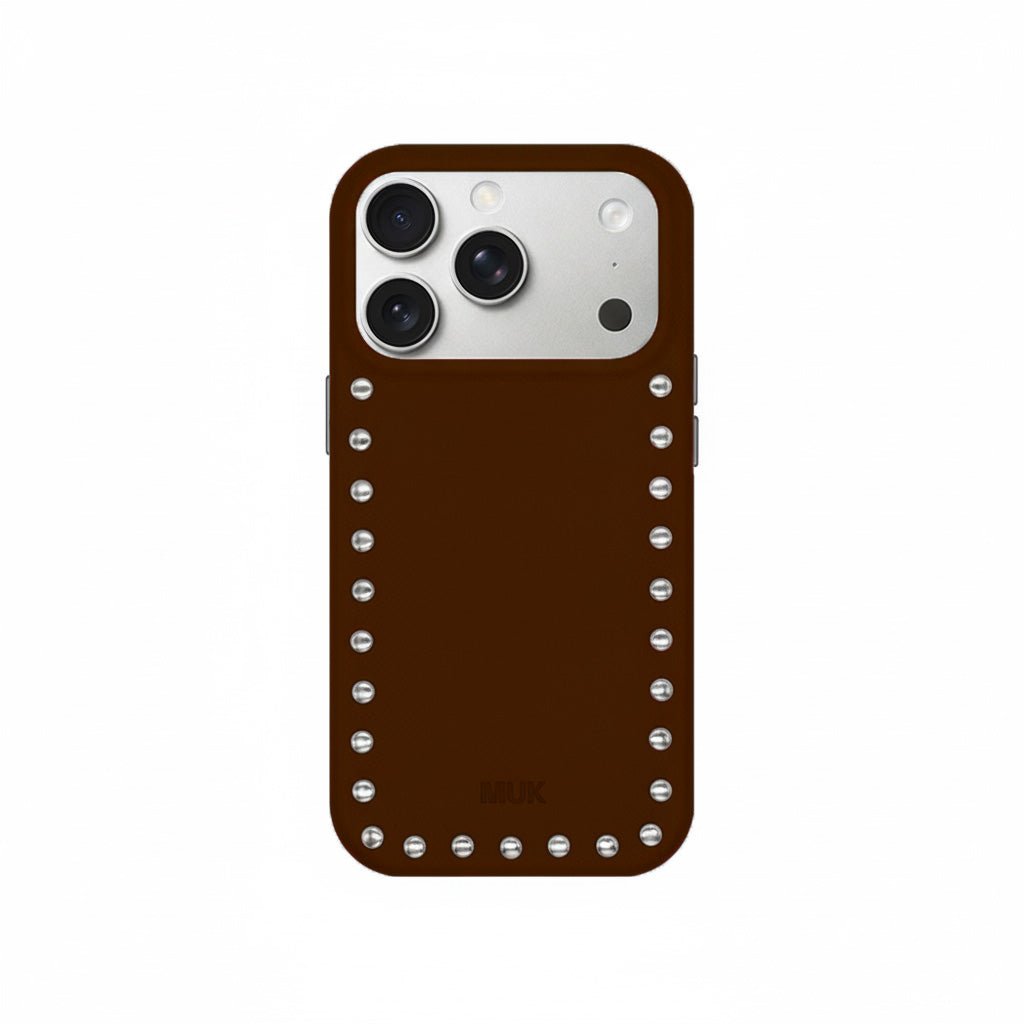 Funda Brown Studs marrón con tachas plateadas para iPhone