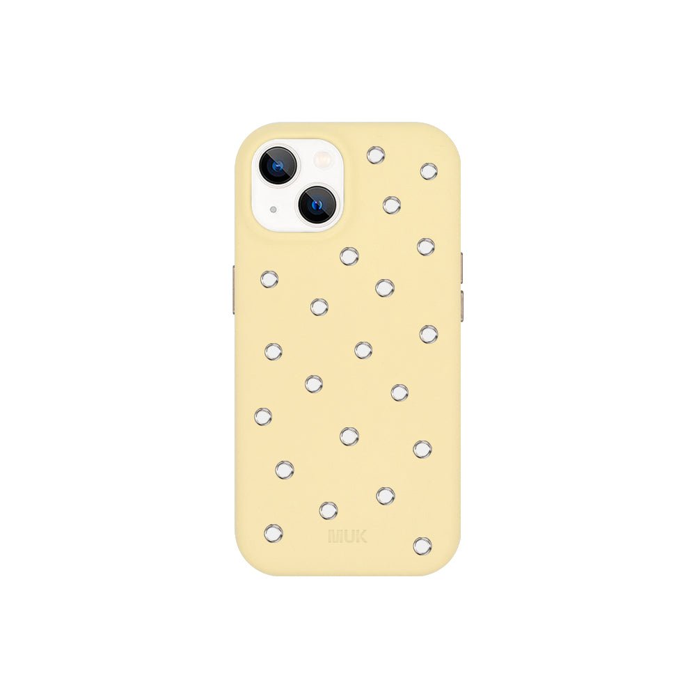 Funda de móvil en piel vegana amarilla con diseño perforado y acabado antideslizante. 
Consejo para prevenir: Evita que la funda esté en contacto prolongado con ropa que destiñe (especialmente vaqueros). Y si la llevas dentro de un bolso o mochila, asegúrate de que el interior no suelte tinte, para mantenerla siempre impecable.
