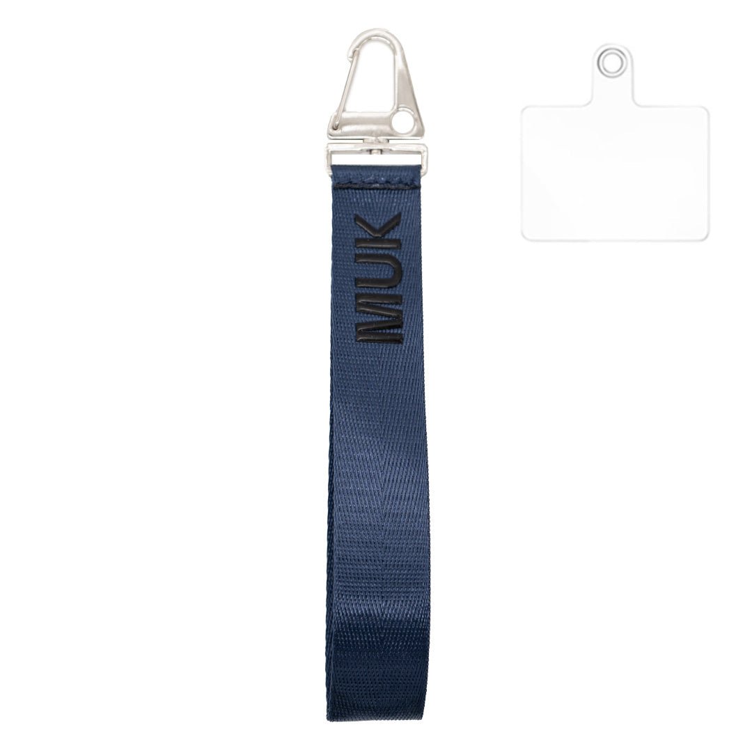 Cuerda universal corta de color azul marino con logo MUK en negro.
 
*Adaptador universal incluido

