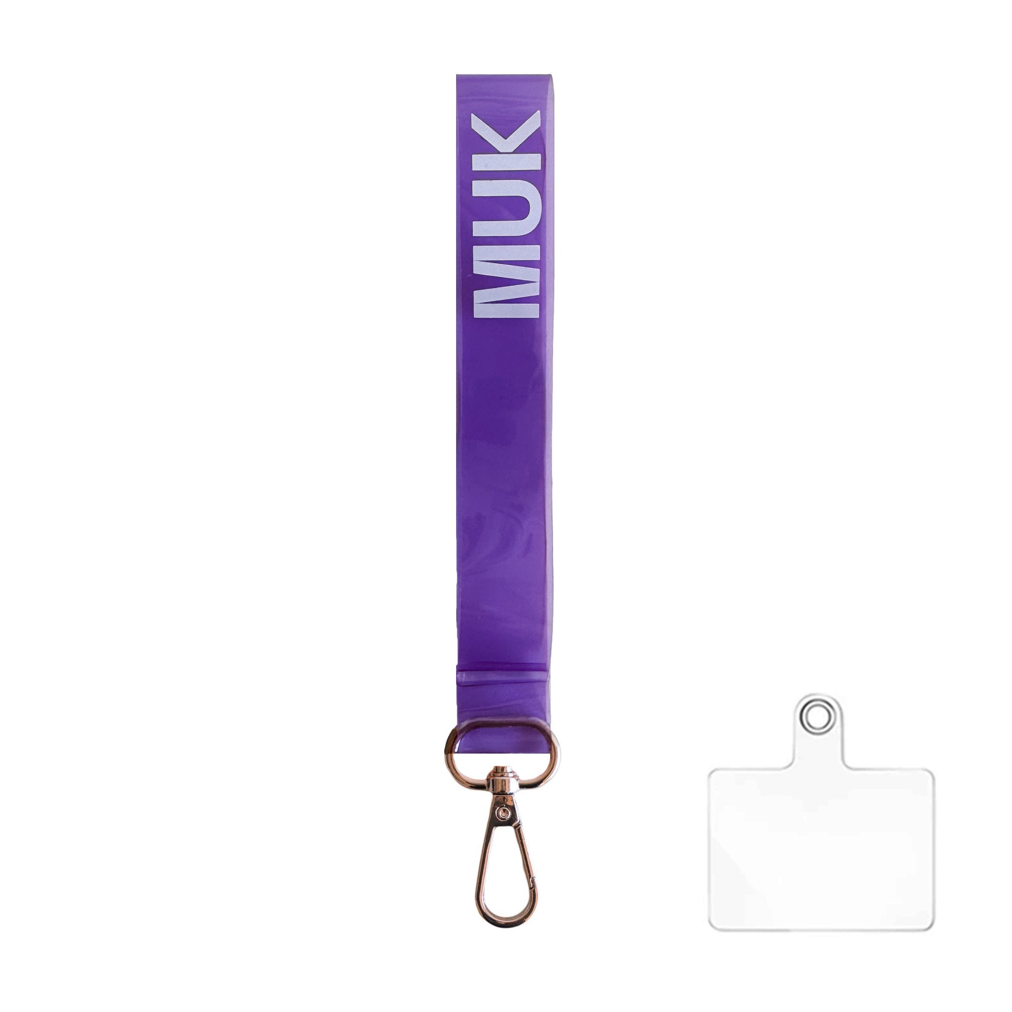 Cuerda semitransparente de color lila flúor con la opción de personalización y el logo de Muk. Dispone de un mosquetón para poder usar como phonestrap con el adaptador de cuerda universal (incluido), o bien, como llavero.
