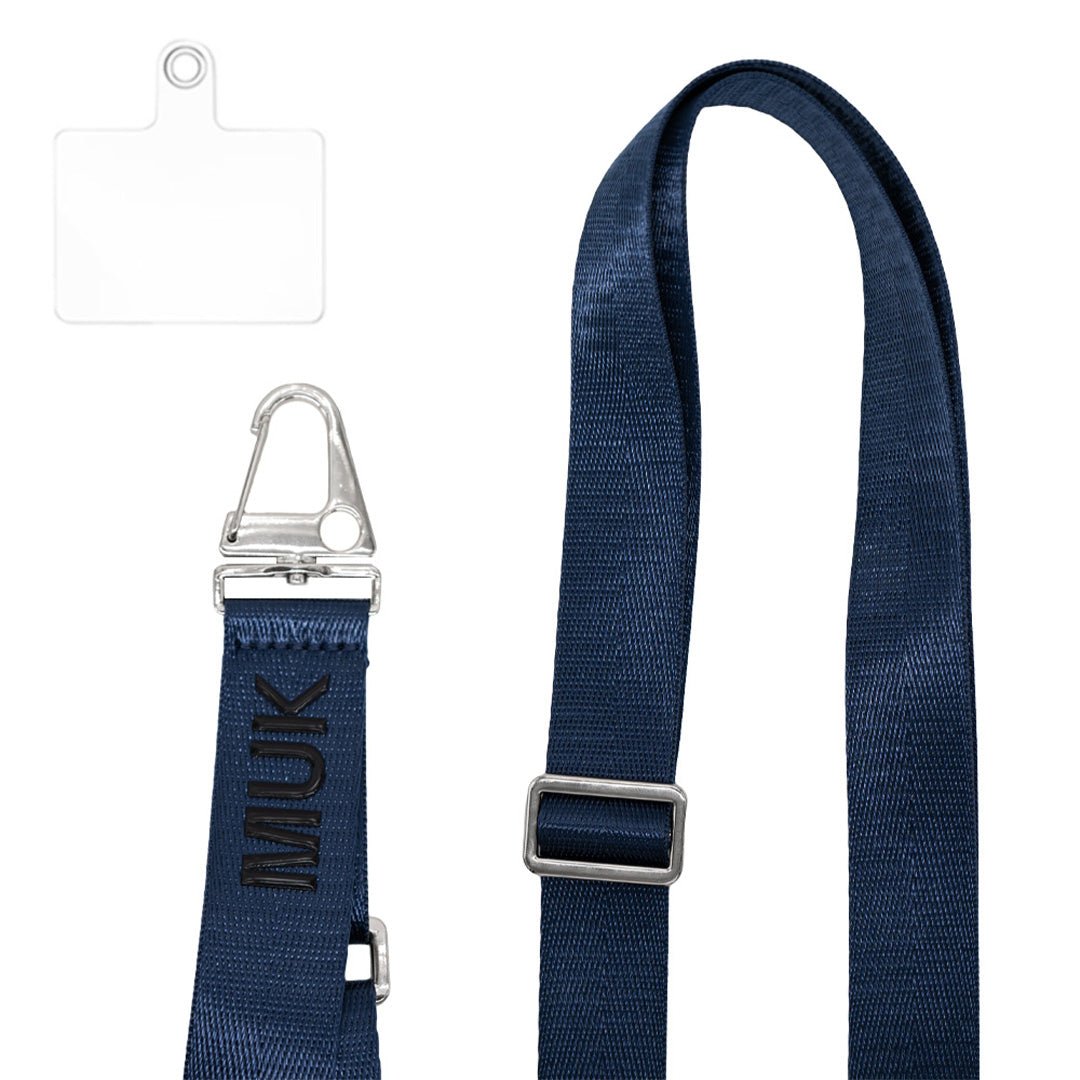 Cuerda universal larga de color azul marino ajustable con logo MUK en negro.
 
*Adaptador universal incluido
