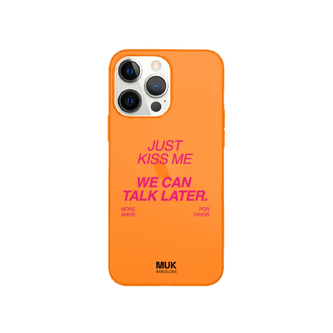 Funda de móvil color orange fluor con diseño Just Kiss Me
