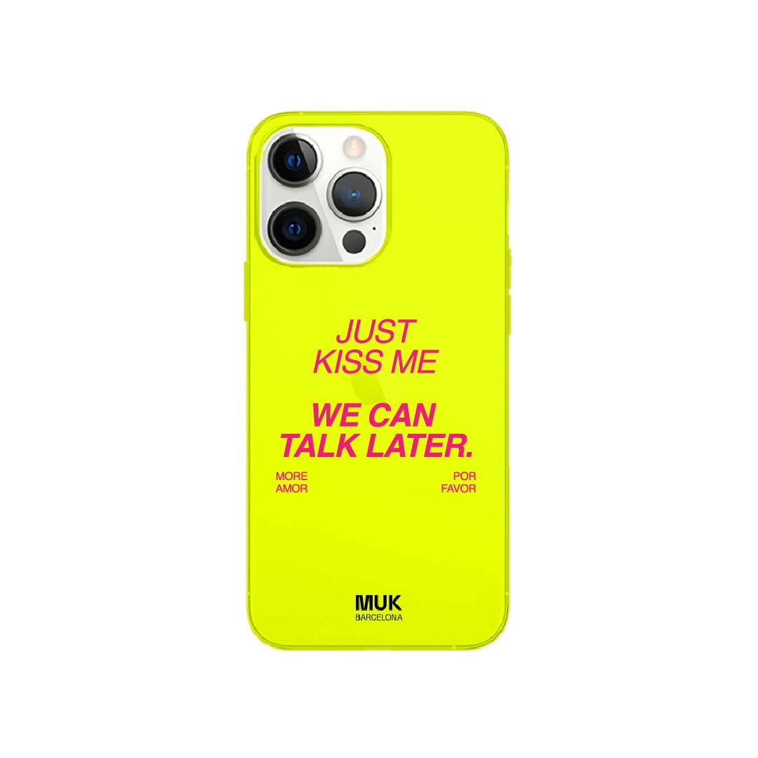 Funda de móvil color yellow fluor con diseño Just Kiss Me
