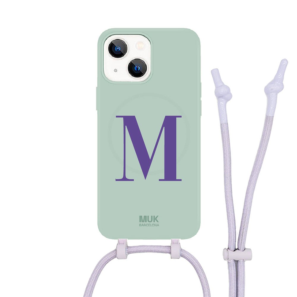 Funda de móvil compatible con MagSafe personalizada con inicial en letra mayúscula disponible en diferentes colores sobre base de color menta. Fundas de móvil con carga inalámbrica (a partir del iPhone12).
