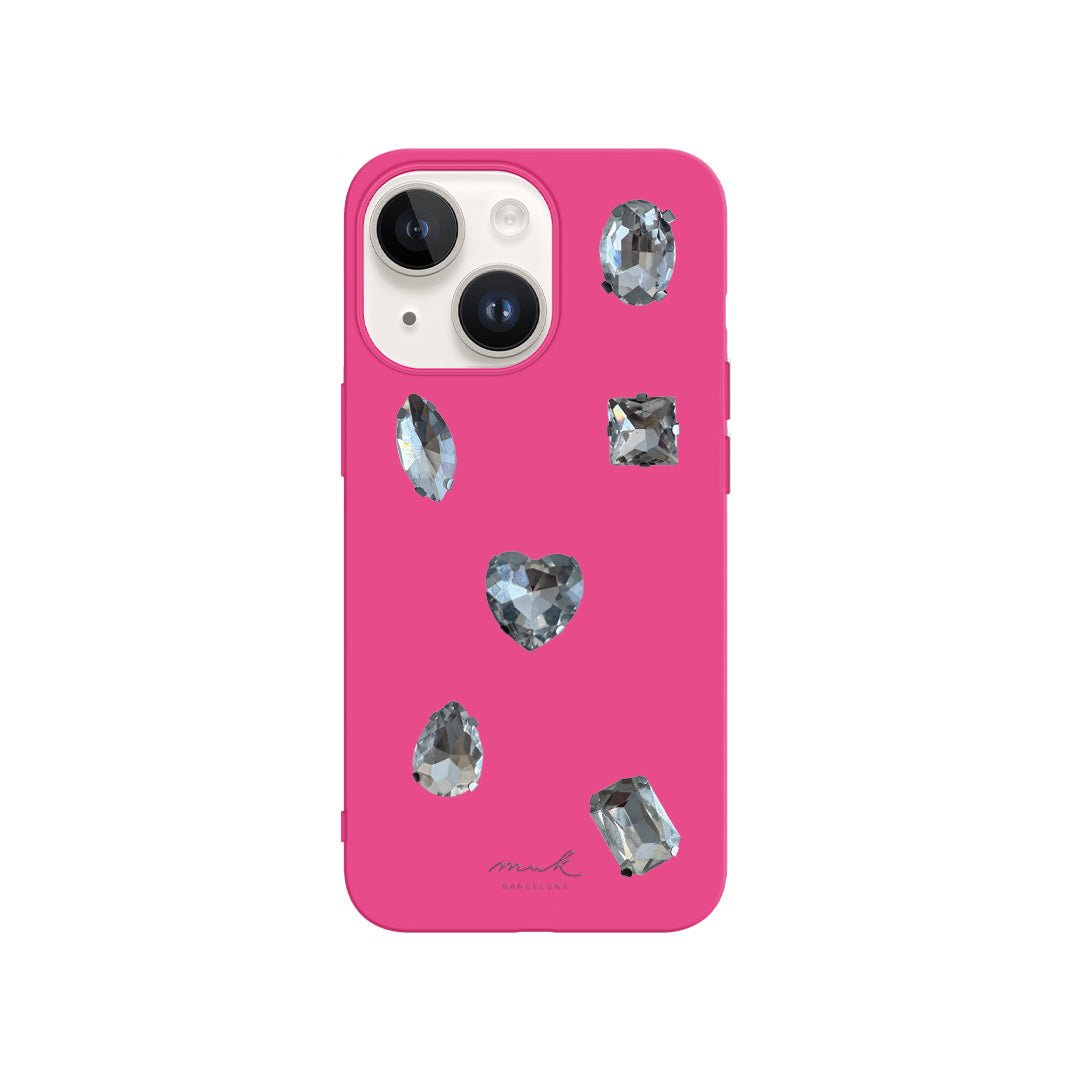 Funda de móvil rosa fucsia con 6 charms brillantes de diferentes formas.
