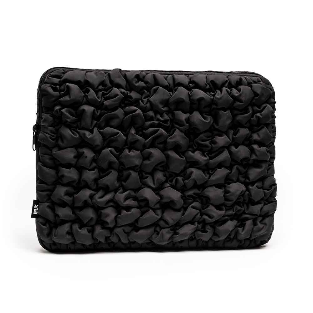 Black quilted effect laptop case. Interior lining. Zip closure and interior pocket for charger or essentials.
 Compatible with 13.5 inch laptops. 
 Measurements: 32.5x25x2.5cm
