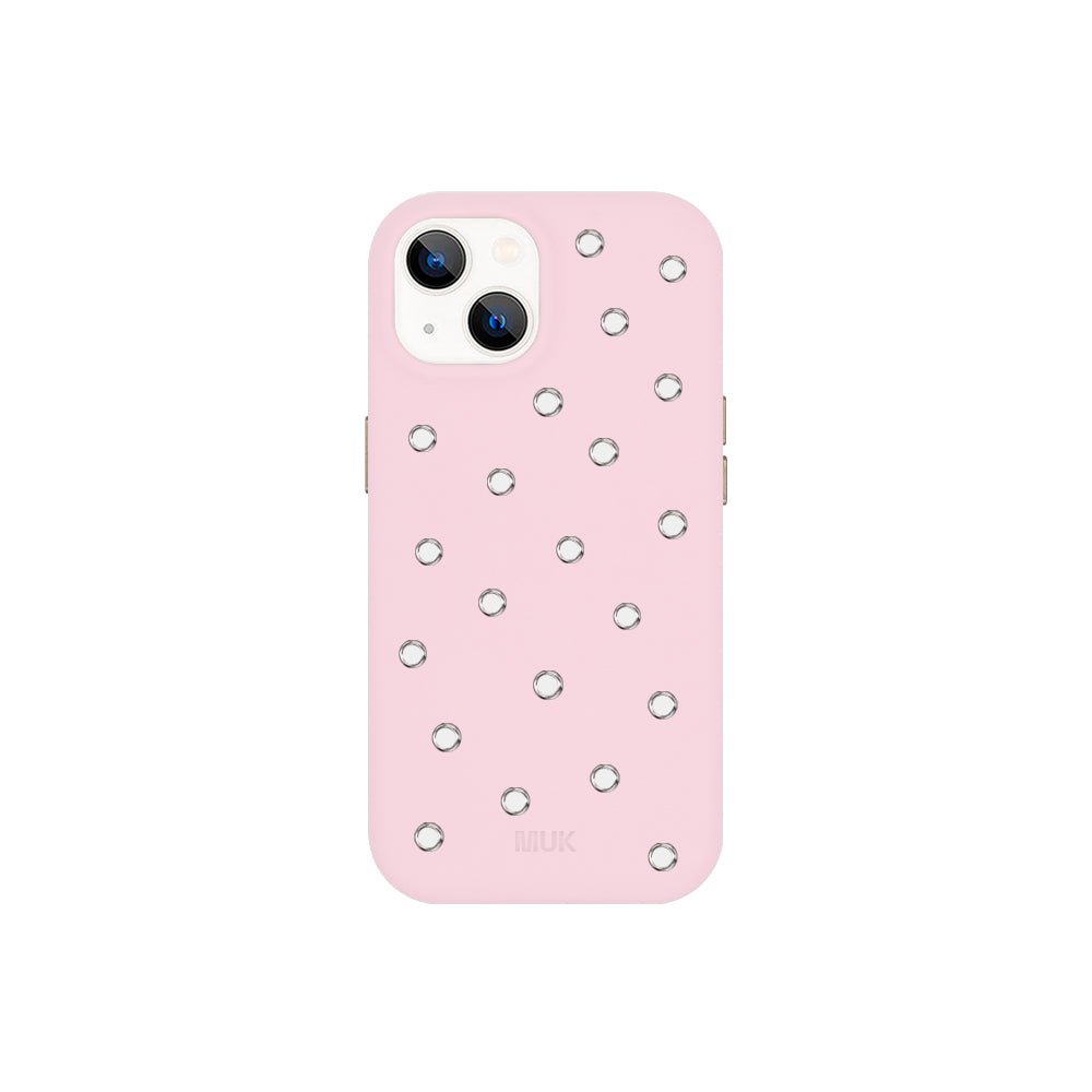 Funda de móvil en piel vegana rosa con diseño perforado y acabado antideslizante. 
Consejo para prevenir: Evita que la funda esté en contacto prolongado con ropa que destiñe (especialmente vaqueros). Y si la llevas dentro de un bolso o mochila, asegúrate de que el interior no suelte tinte, para mantenerla siempre impecable.
