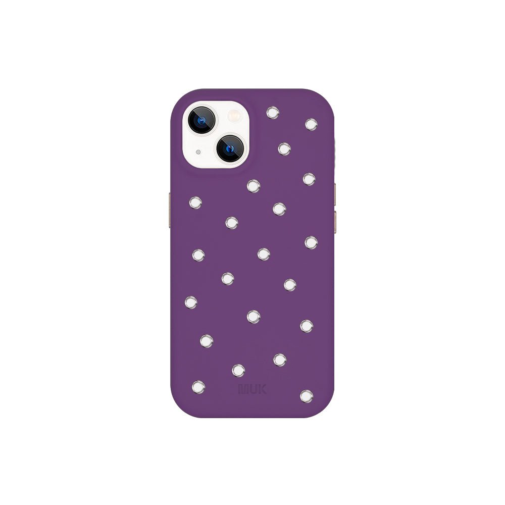 Funda de móvil en piel vegana lila con diseño perforado y acabado antideslizante. 
Consejo para prevenir: Evita que la funda esté en contacto prolongado con ropa que destiñe (especialmente vaqueros). Y si la llevas dentro de un bolso o mochila, asegúrate de que el interior no suelte tinte, para mantenerla siempre impecable.
