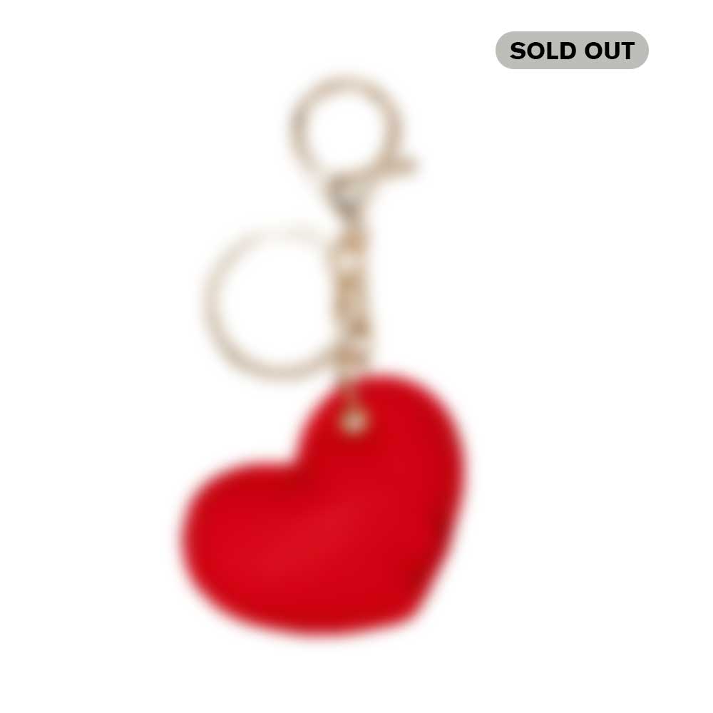 Charm with red heart
*includes universal adapter to hang on the phone
