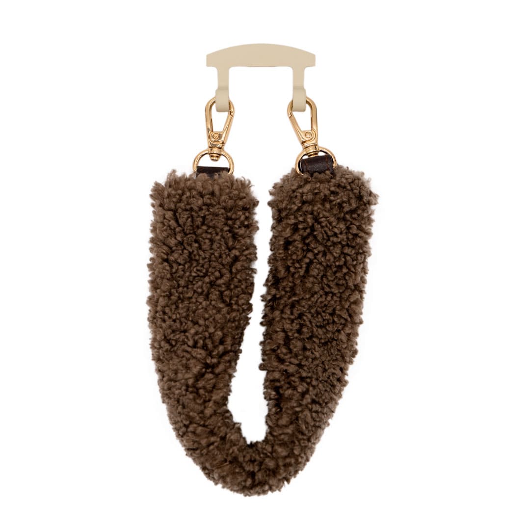 Cuerda de color marrón de pelo con extremos dorados. 
40 cm.
Compatible SOLO con fundas MUKLACE.
