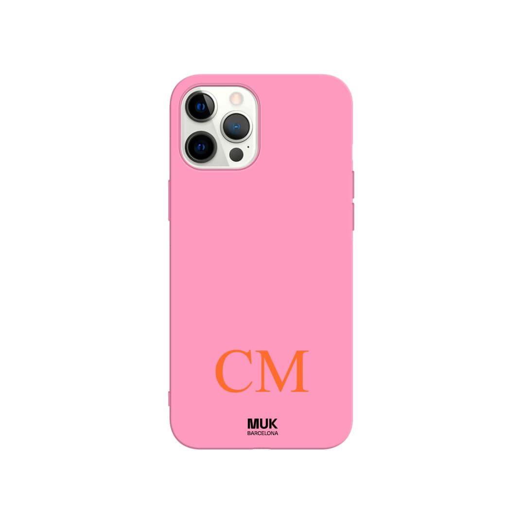 Funda de móvil TPU rosa personalizada con iniciales en vertical con tipografía elegante en 10 colores diferentes.
