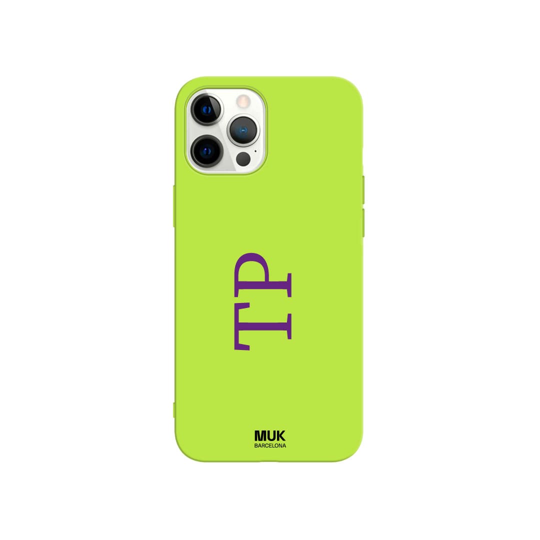 Funda de móvil TPU lima personalizada con iniciales en vertical con tipografía de imprenta en 10 colores diferentes.
