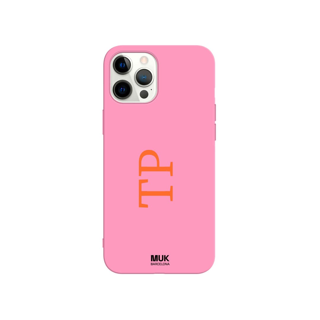 Funda de móvil TPU rosa personalizada con iniciales en vertical con tipografía de imprenta en 10 colores diferentes.
