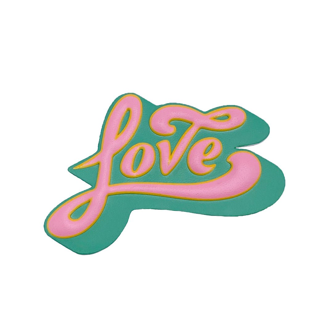 Sticker 3D de 7,5 x 5,5 cm con relieve adhesivo con diseño de palabra "Love" verde y rosa. Ideal para darle personalidad a tu funda.
