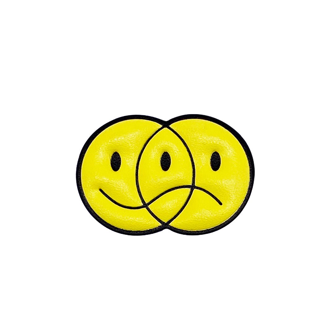 Sticker 3D de 3,3x2,3 cm con relieve adhesivo con diseño de cara sonriente y cara triste amarillo y negro. Ideal para darle personalidad a tu funda.
