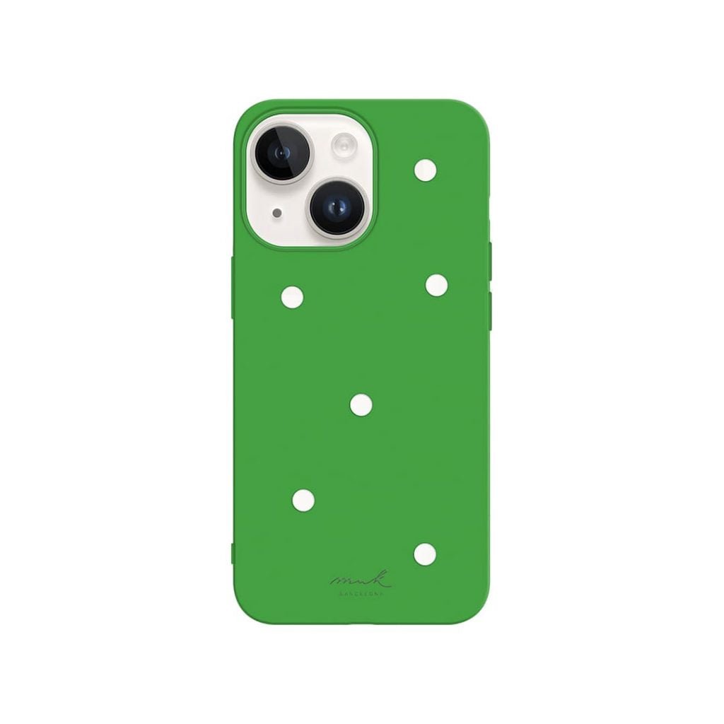 Funda de móvil verde con 6 agujeros. No incluye los charms para colocarlos en la funda.
