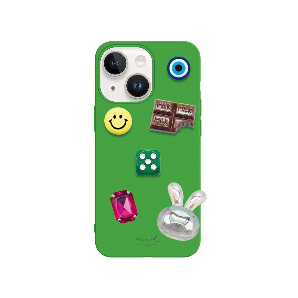 Funda de móvil verde personalizada My Basics. Viene incluida con 6 abalorios combinables entre ellos.
