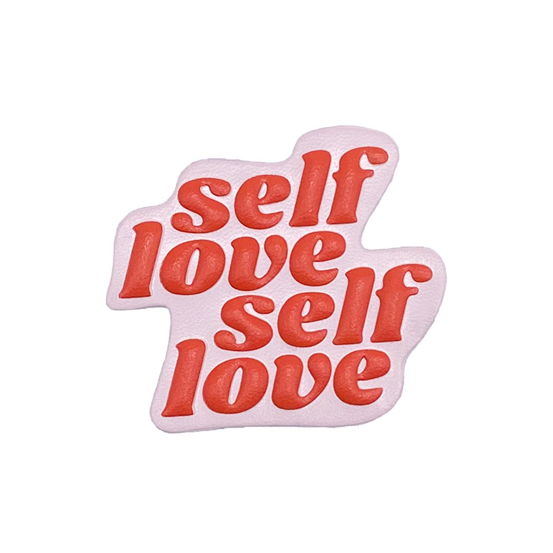 Sticker 3D de 5x5 cm con relieve adhesivo con diseño de palabra "self love" fucsia y rosa. Ideal para darle personalidad a tu funda.

