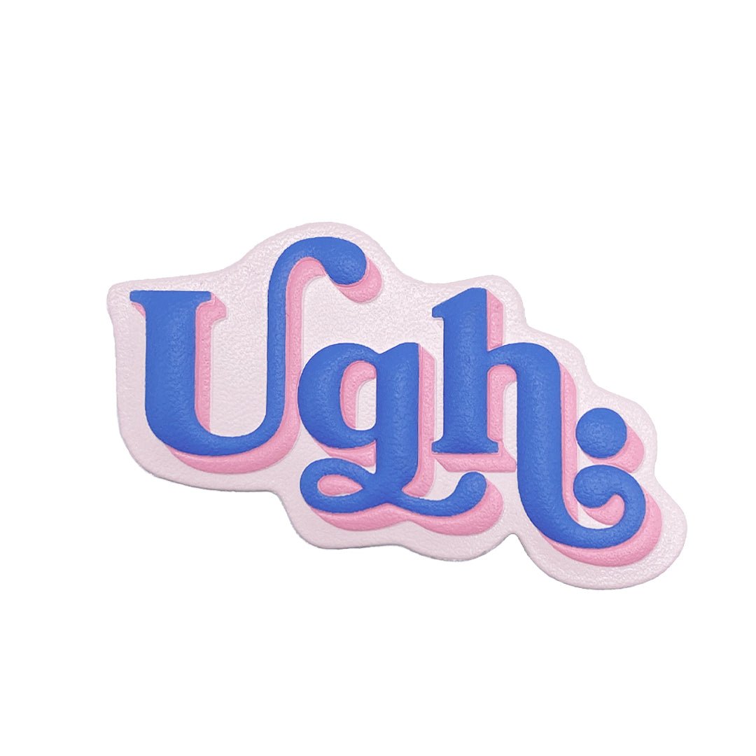 Sticker 3D de 7x3,3 cm con relieve adhesivo con diseño de palabra "Ugh" lila, rosa y blanco. Ideal para darle personalidad a tu funda.
